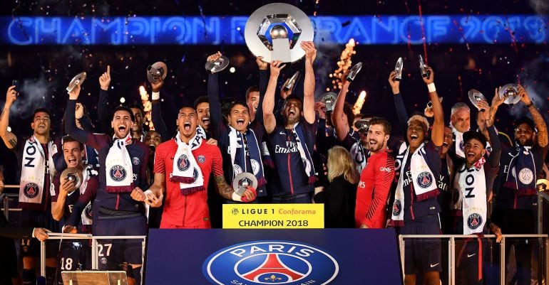 El PSG celebran el título de liga francesa.