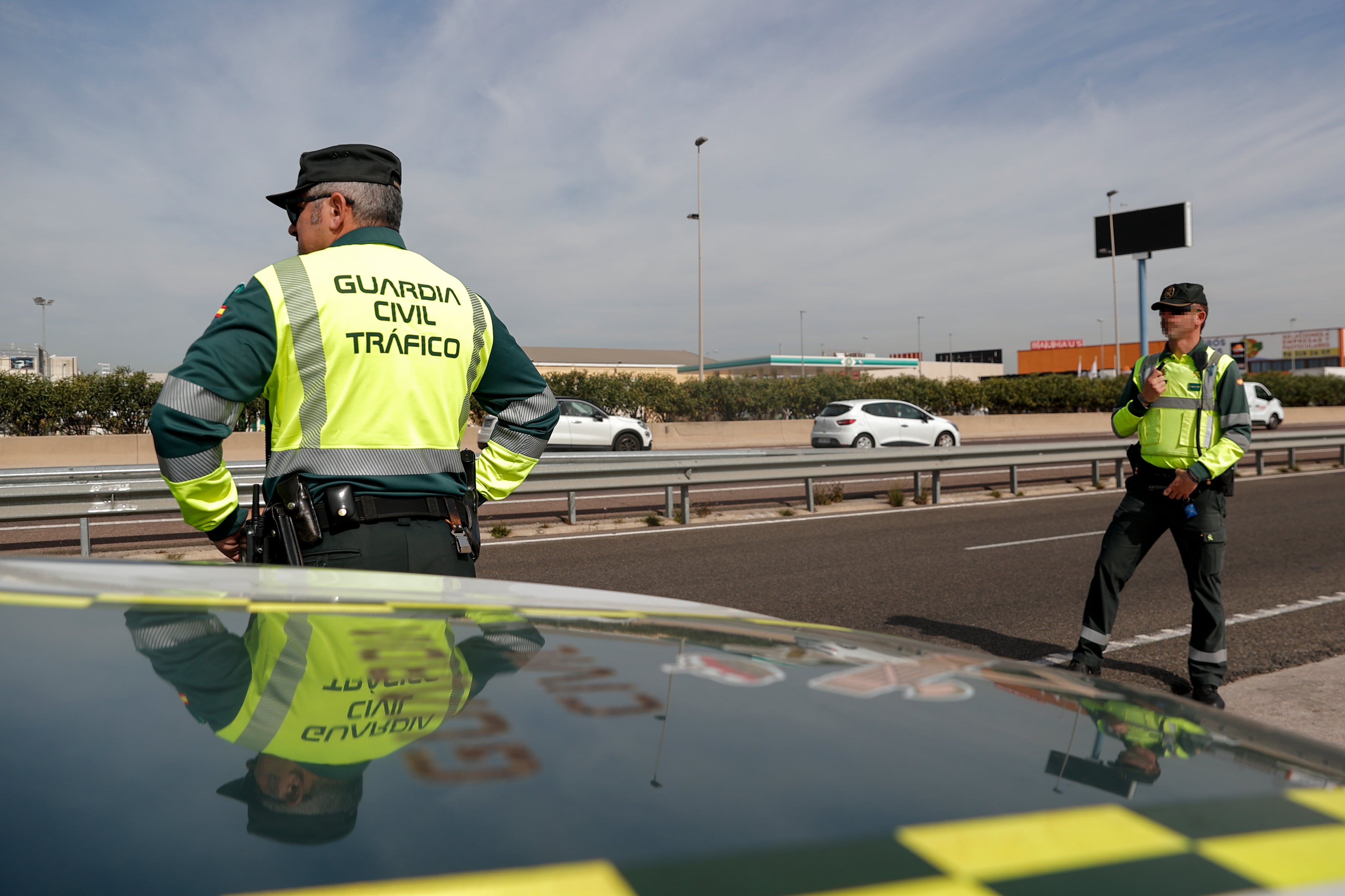 Una patrulla de la Guardia Civil de Tráfico realiza un control de velocidad en la autovía V-31 durante la presentación realizada este lunes de la Campaña DGT sobre Velocidad. EFE/Manuel Bruque