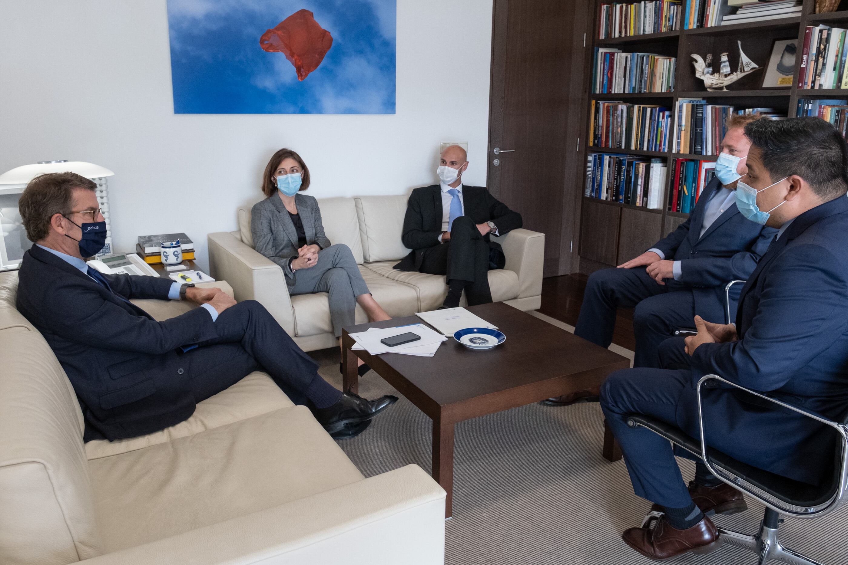 O presidente da Xunta, Alberto Núñez Feijóo, acompañado da conselleira de Medio Ambiente, Ánxeles Vázquez, reúnese con representantes de Lonza. Monte Pío, 16/03/22