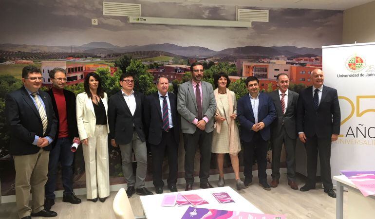 Foto de familia con los participantes en la preesentación