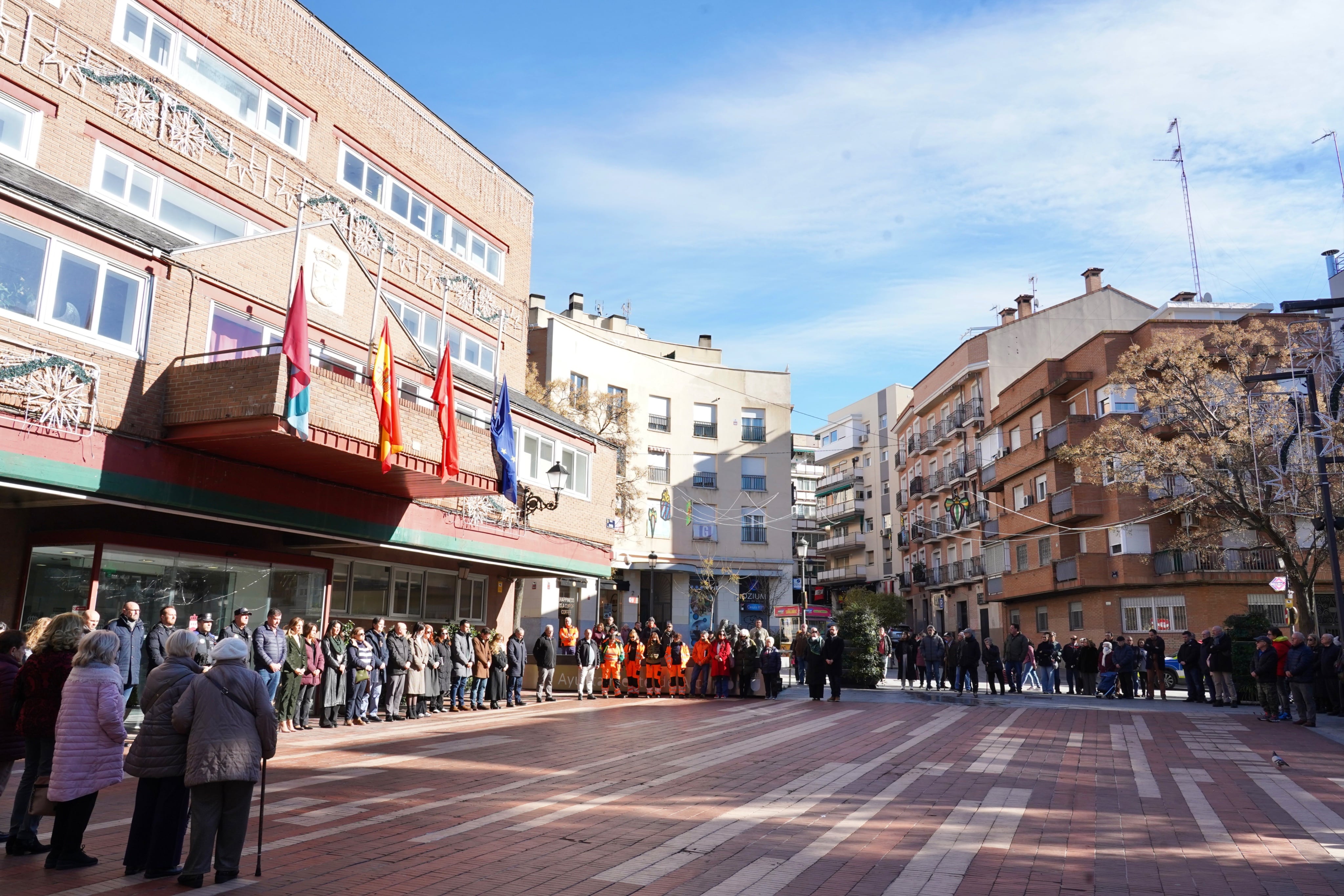 Minuto de silencio a las puertas del Ayuntamiento de Alcorcón para apoyar a las víctimas y familiares del accidente de trenes