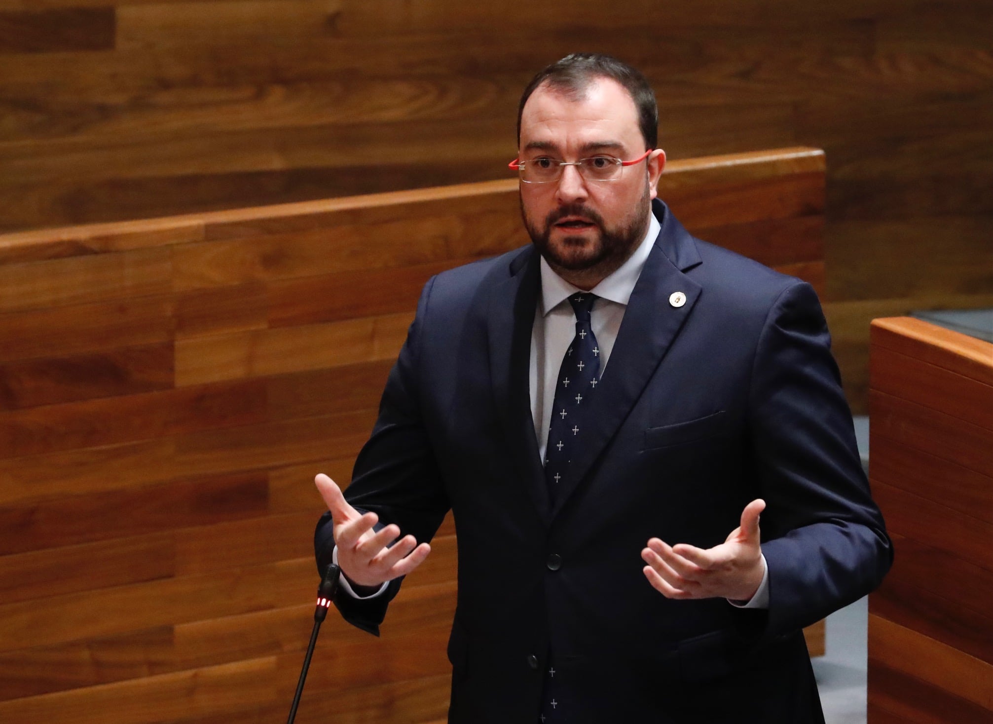 Adrián Barbón durante una de sus intervenciones en el pleno en la Junta.