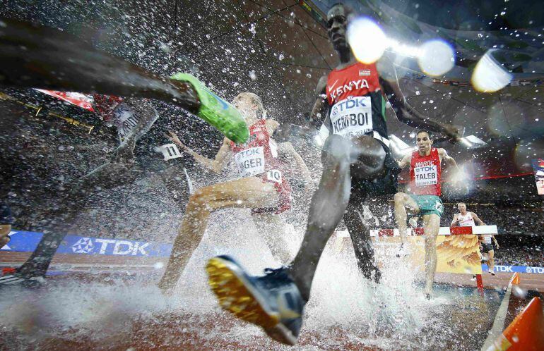 Ezekiel Kemboi, durante los 3.000 obstáculos en los que se ha llevado la medalla de oro.