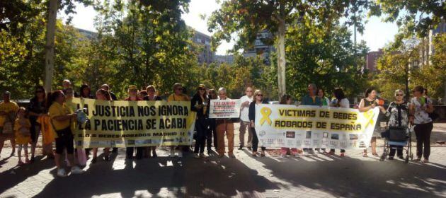 Concentración de víctimas del robo de bebés en Madrid