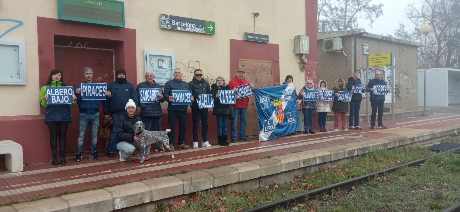 Participantes en la concentración en defensa del ferrocarril convencional