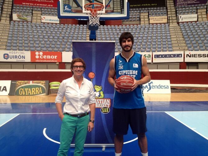 El alero madrileño Dani Díez posa junto a Nekane Arzallus, vicepresidenta del GBC, en la pista de Ilunbe.