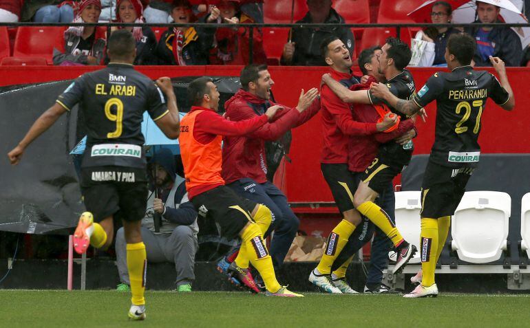 Los jugadores del Granada celebran el gol de Isaac Cuenca ante el Sevilla ,durante el partido de Liga BBVA que estos dos equipos juegan esta tarde en el estadio Sánchez Pizjuán de Sevilla.