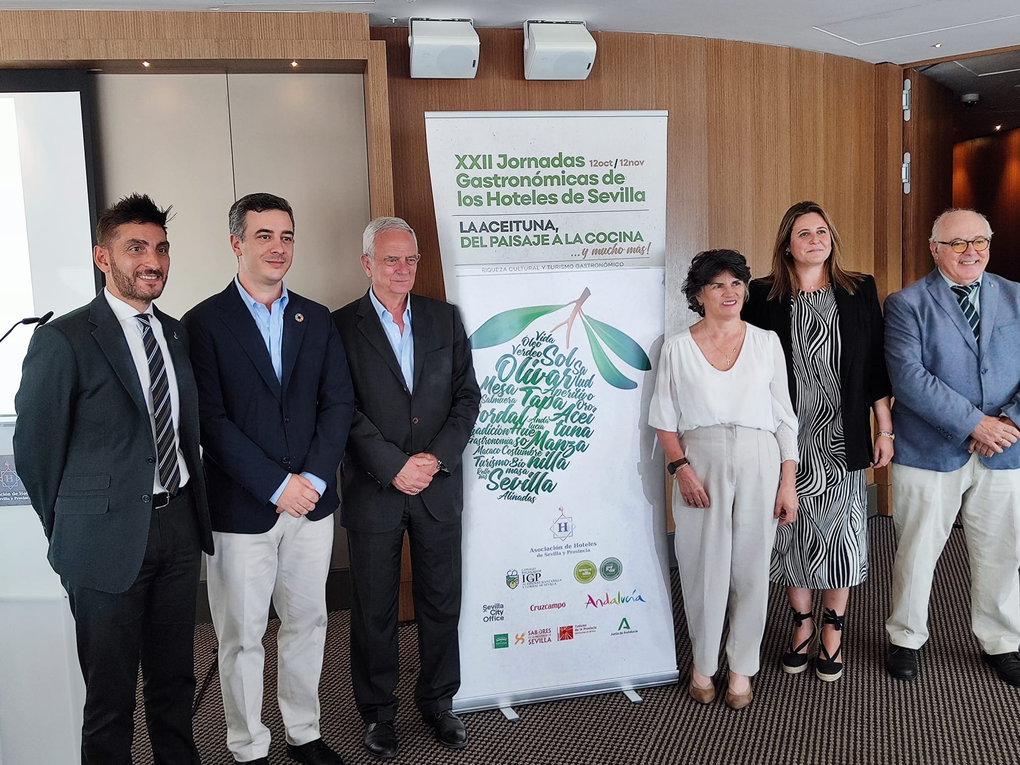 Foto de familia en la presentación de las XXII Jornadas Gastronómicas de los Hoteles de Sevilla y Provincia