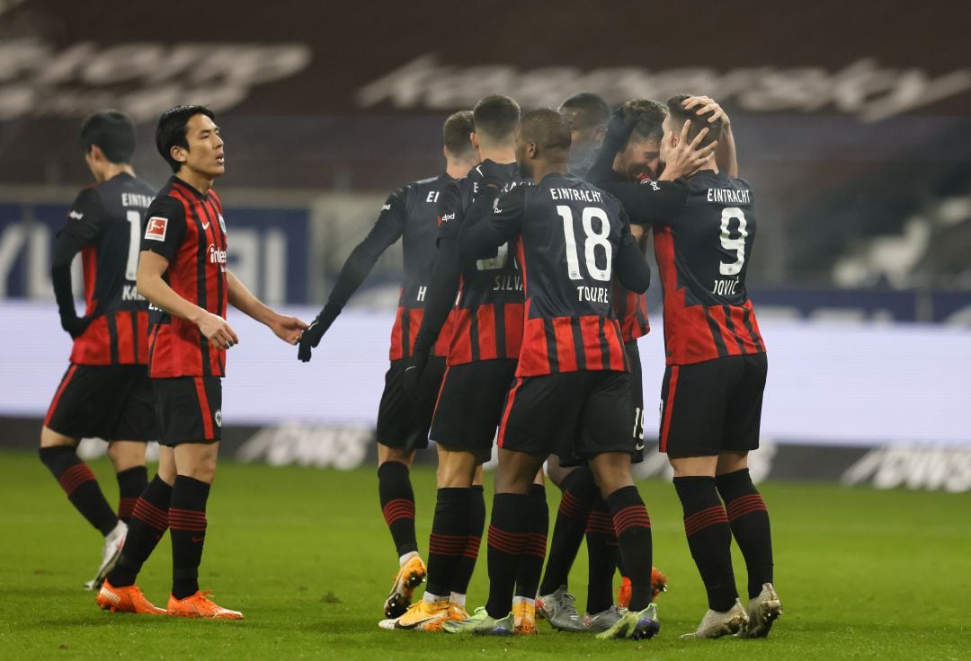 Jovic celebra el segundo gol con sus compañeros. 