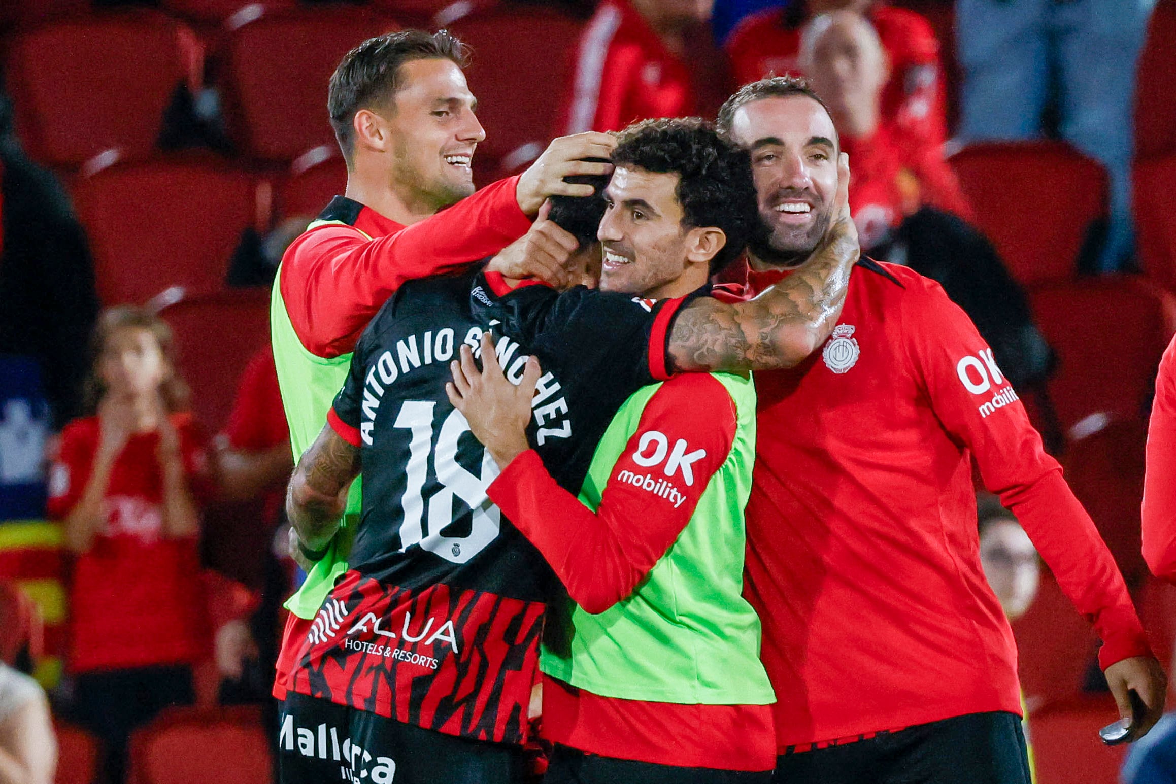 PALMA, 17/09/2024.- Los jugadores del Mallorca celebran la victoria tras el partido de la jornada 7 de LaLiga EA Sports entre el RCD Mallorca y la Real Sociedad, este martes en el Estadi Mallorca Son Moix en Palma.- EFE/CATI CLADERA
