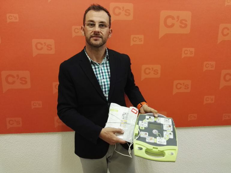 Juan Antonio Sempere con un desfibrilador