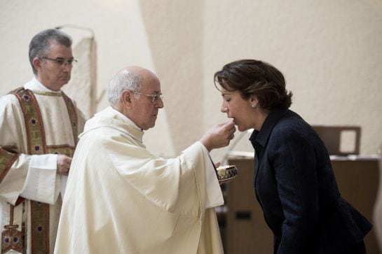 García Cirac recibe la comunión del nuevo cardenal