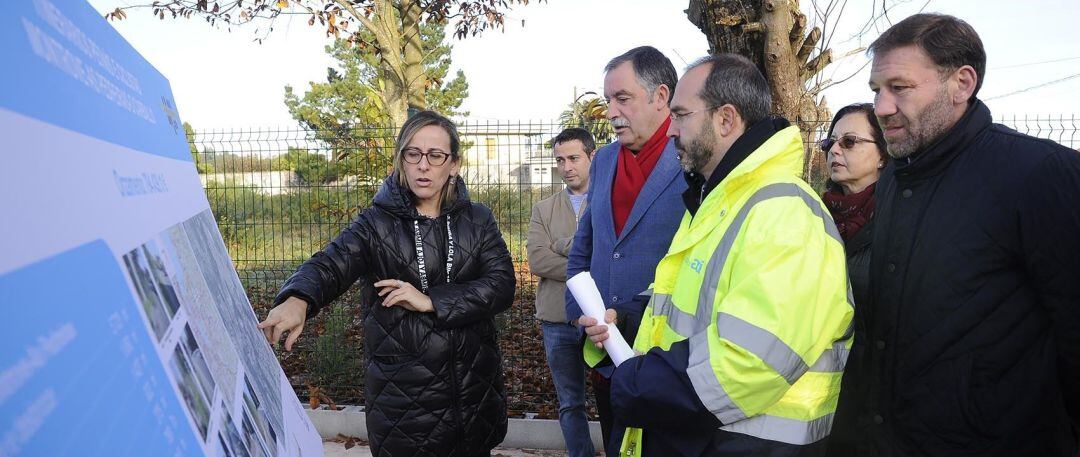 Ethel Vázquez en visita senda peatonal en Oleiros