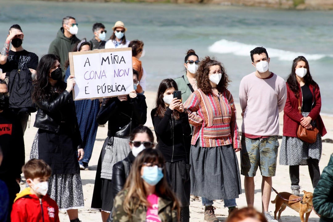 Protesta contra el archivo de la denuncia por la grabación y distribución en canales porno de imágenes de mujeres orinando en una calle durante la fiesta de La Maruxaina en 2019, este domingo en San Ciprián, Lugo