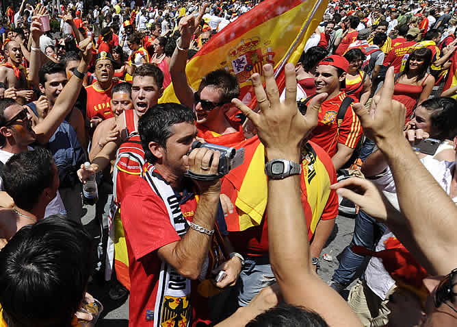 Miles de hinchas esperan el comienzo del partido en Viena