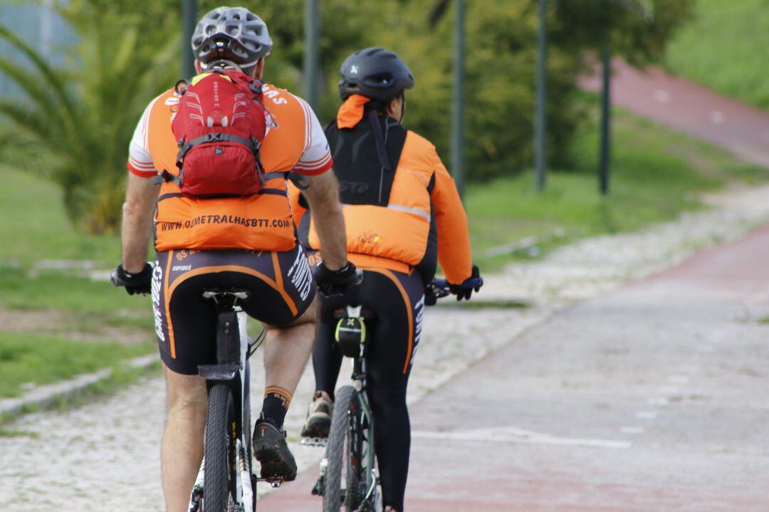 Ciclistas en los carriles bici de Pamplona