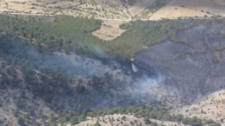 El fuego está ya controlado, a la espera de que pueda quedar extinguido