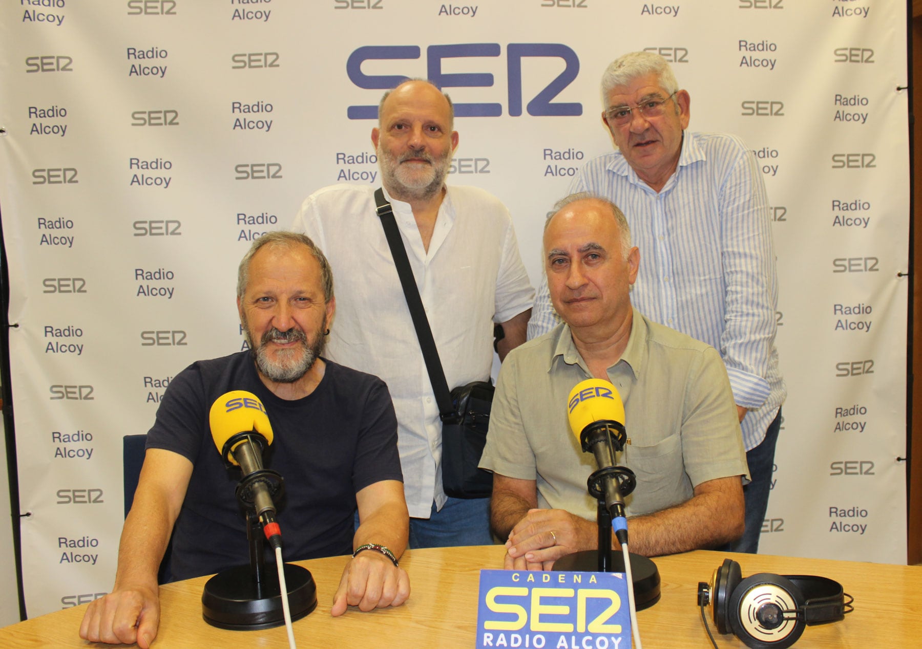 Paco Tomás, Armando Jordá, Pedro Ruiz de la Rosa y Gonzalo Sempere, en el estudio central de Radio Alcoy