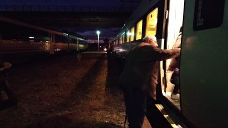 Momento en el que los viajeros cambian al tren que les llevaría de regreso a Ávila