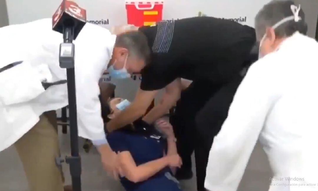 Una enfermera se desmaya al recibir la vacuna de Pfizer.