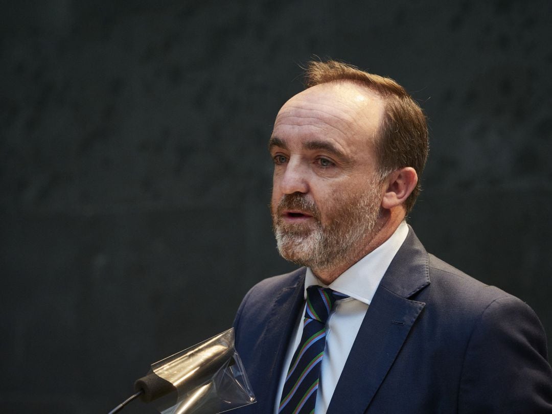El portavoz de Navarra Suma, Javier Esparza, durante su comparecencia en un pleno en el Parlamento foral