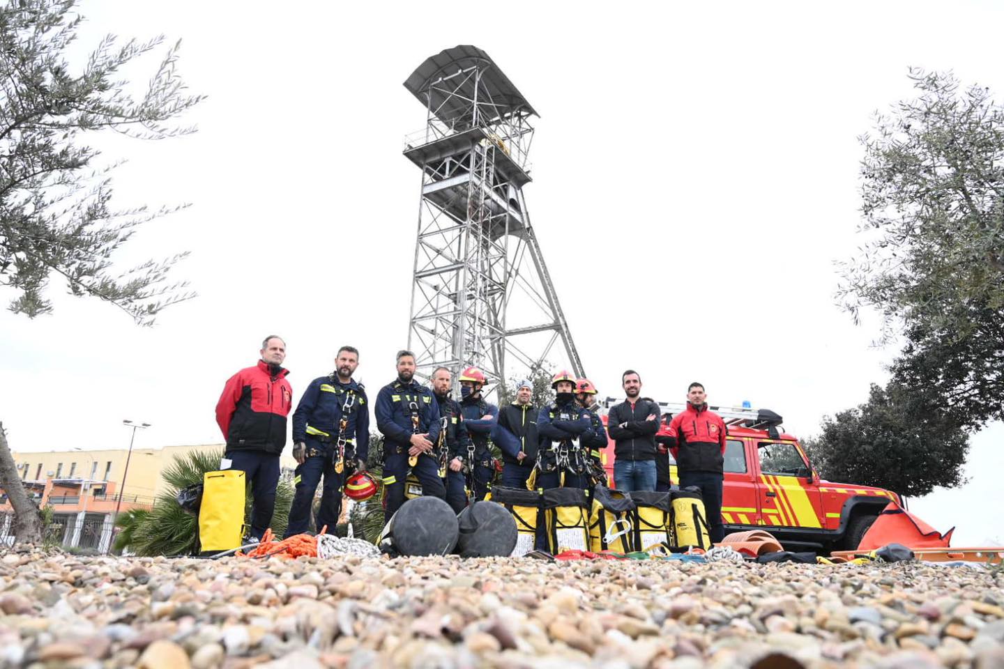 Bomberos de Linares, durante una simulación de rescate en "La Cabria" de la Avenida de Andalucía.