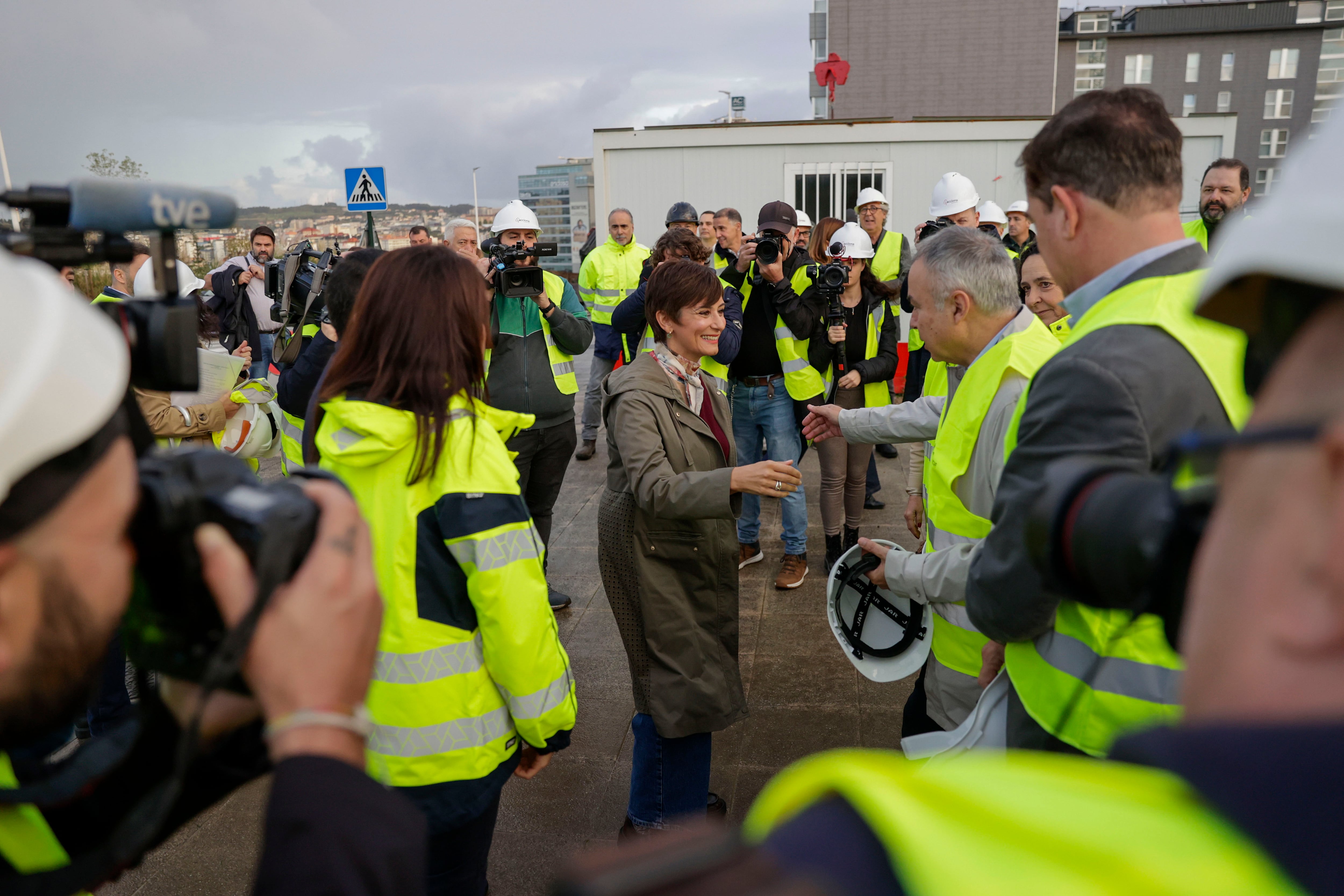 A CORUÑA, 10/10/24.- La ministra de Vivienda y Agenda Urbana, Isabel Rodríguez (c), visita la zona de obras en Xuxán este jueves, en la ciudad de A Coruña.- EFE/Cabalar
