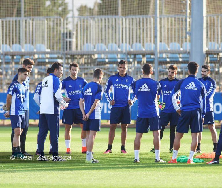 Raúl Agné dialoga con sus futbolistas durante el entrenamiento celebrado en la Ciudad Deportiva