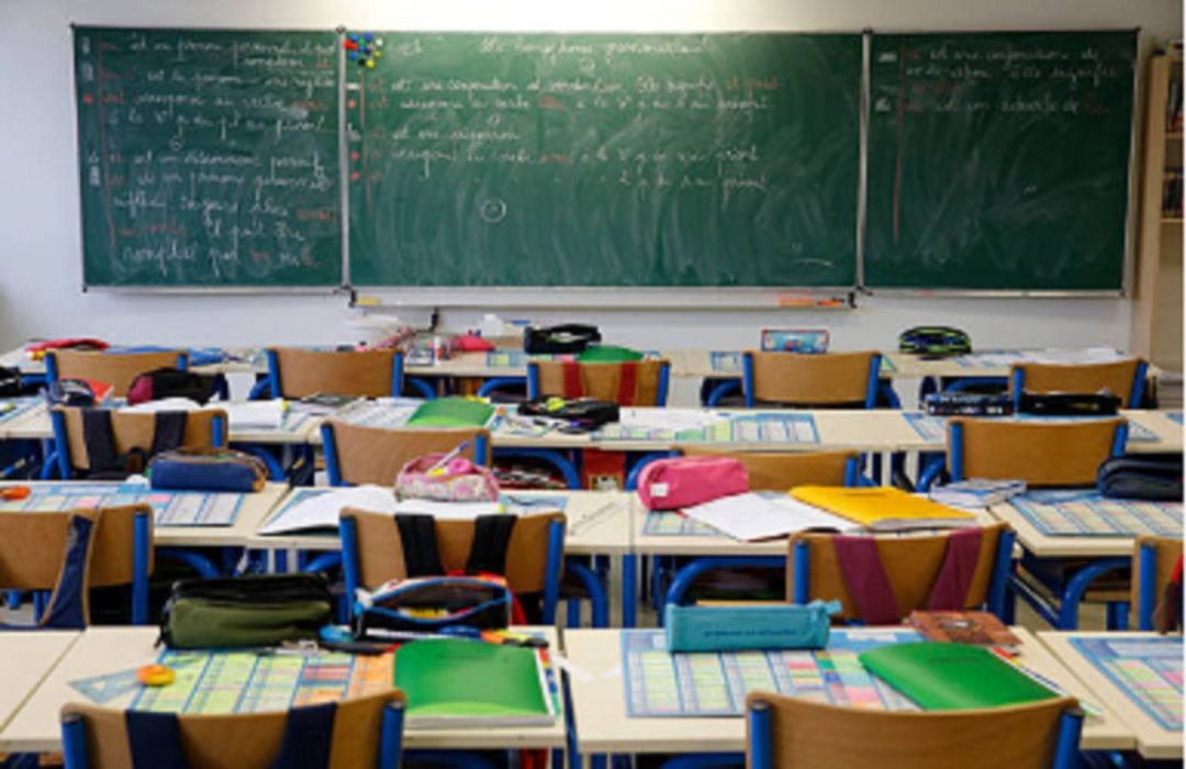 Aula de un colegio durante un descanso entre clases