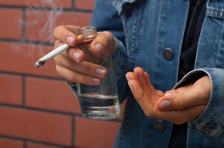 Imagen de una joven consumiendo drogas