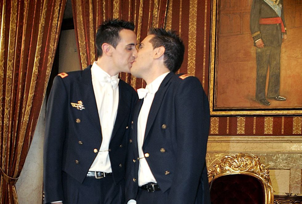 Dos soldados destinados en la Base Aérea de Morón se besan tras contraer matrimonio en el Ayuntamiento de Sevilla en la primera boda gay del Ejército español.