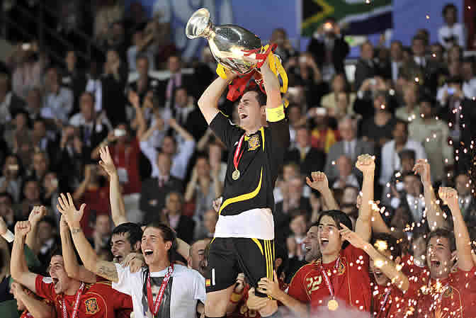 Casillas recibe el trofeo que les acredita como campeones de la Eurocopa 2008