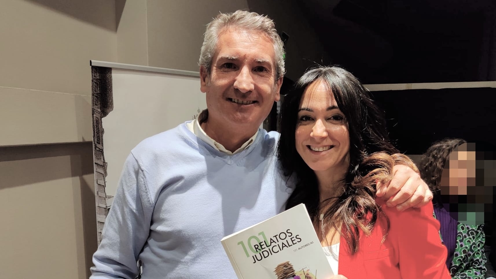Celia Carbonell junto a Salvador Raga, director y editor de la Fundación Editorial Vinatea