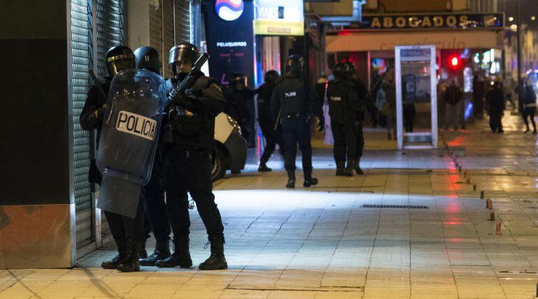 Agentes de la UIP durante los incidentes en el barrio bugalés de Gamonal