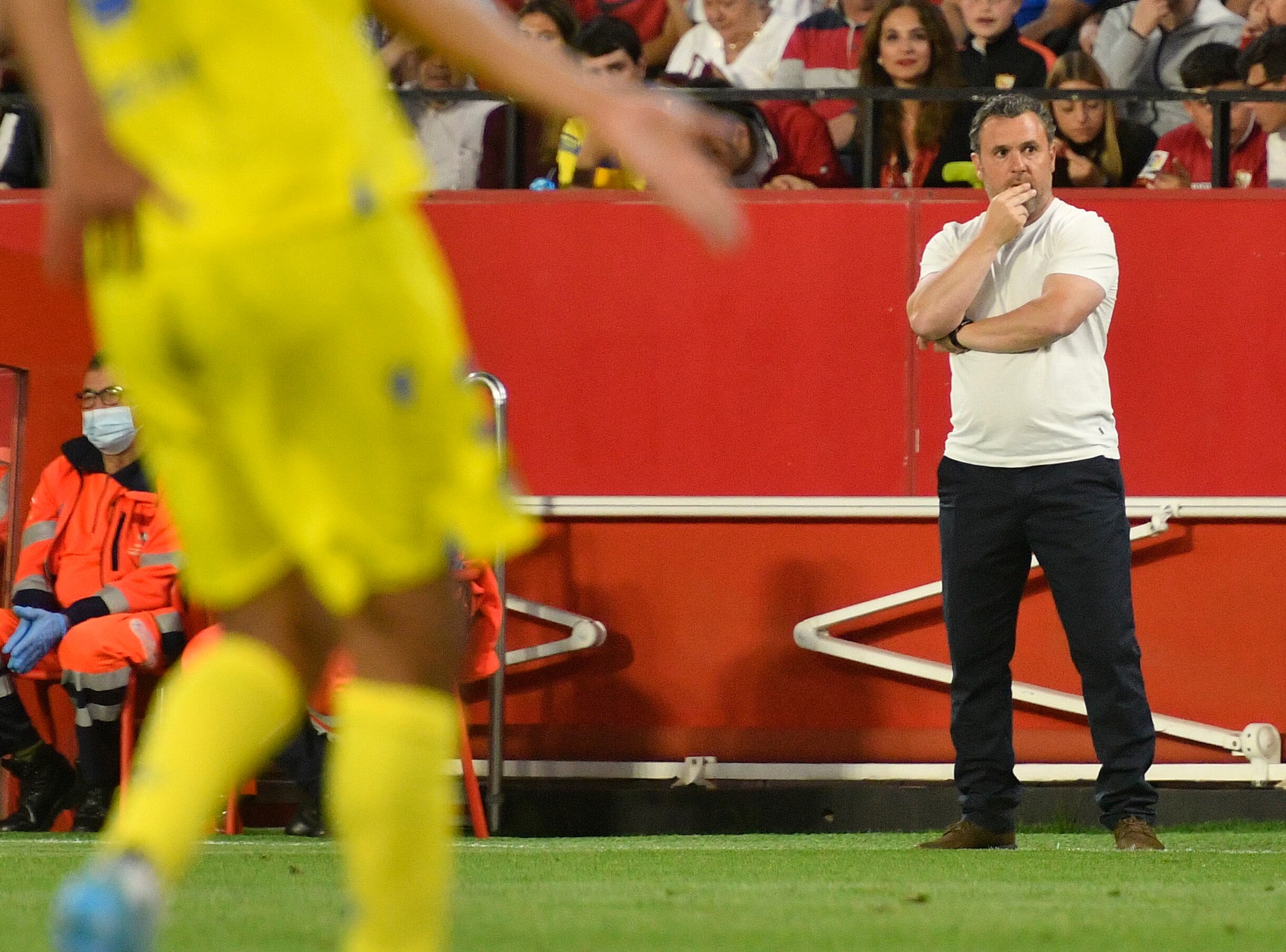 SEVILLA, 29/04/2022.- El entrenador del Cádiz, Sergio González, durante el partido de Liga en Primera División ante el Sevilla que disputan este viernes en el estadio Ramón Sánchez-Pizjúan. EFE/Raúl Caro