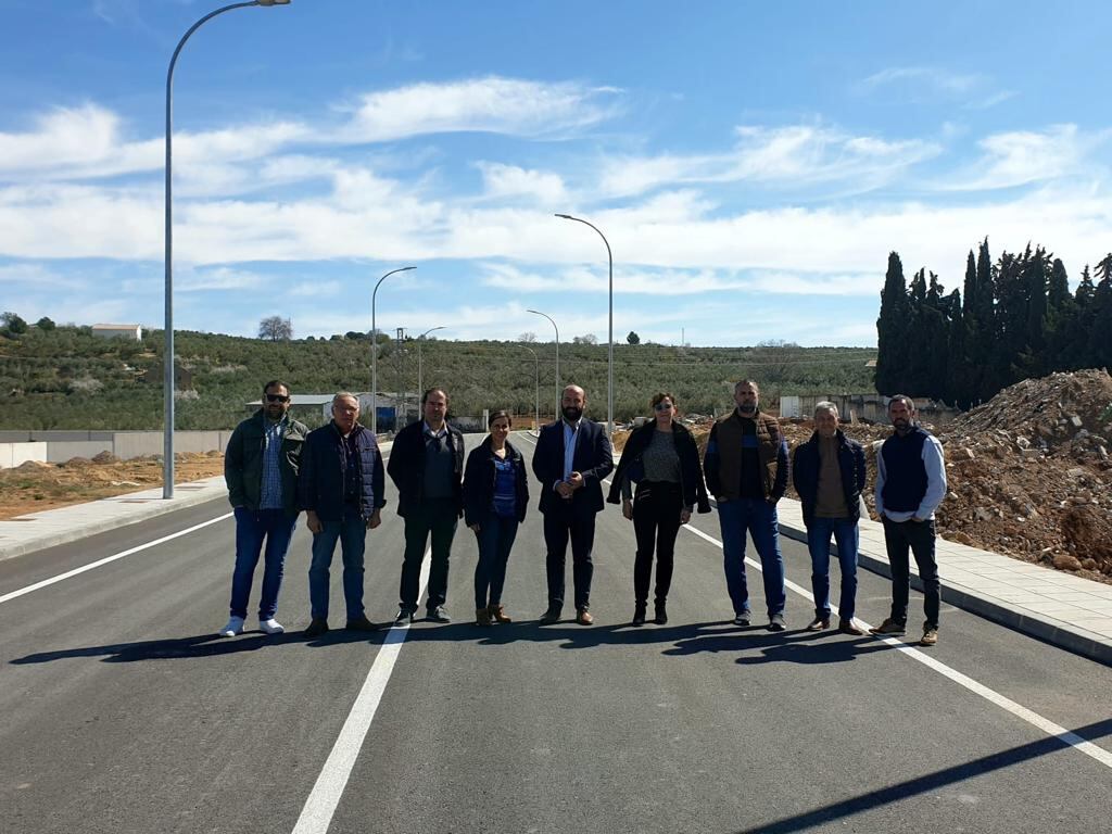 Soledad Aranda junto al alcalde Iván Cruz y el gerente de la ADR Sierra de CAzoral, Juan A. Marín en su visita a los terrenos del futuro polígono