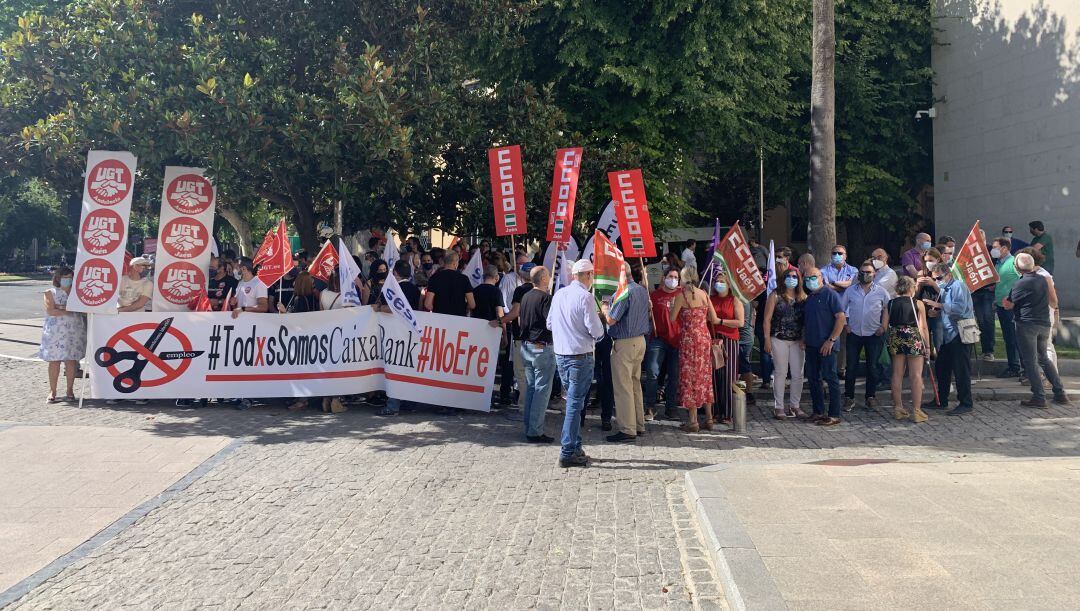 Protesta de los trabajadores de Caixabank en la plaza de las Batallas de Jaén.