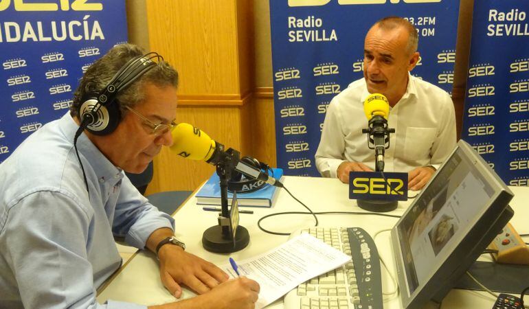 El delegado municipal de Urbanismo, Antonio Muñoz, responde a las preguntas de Salomón Hachuel en la edición de este viernes del programa Hoy por Hoy Sevilla