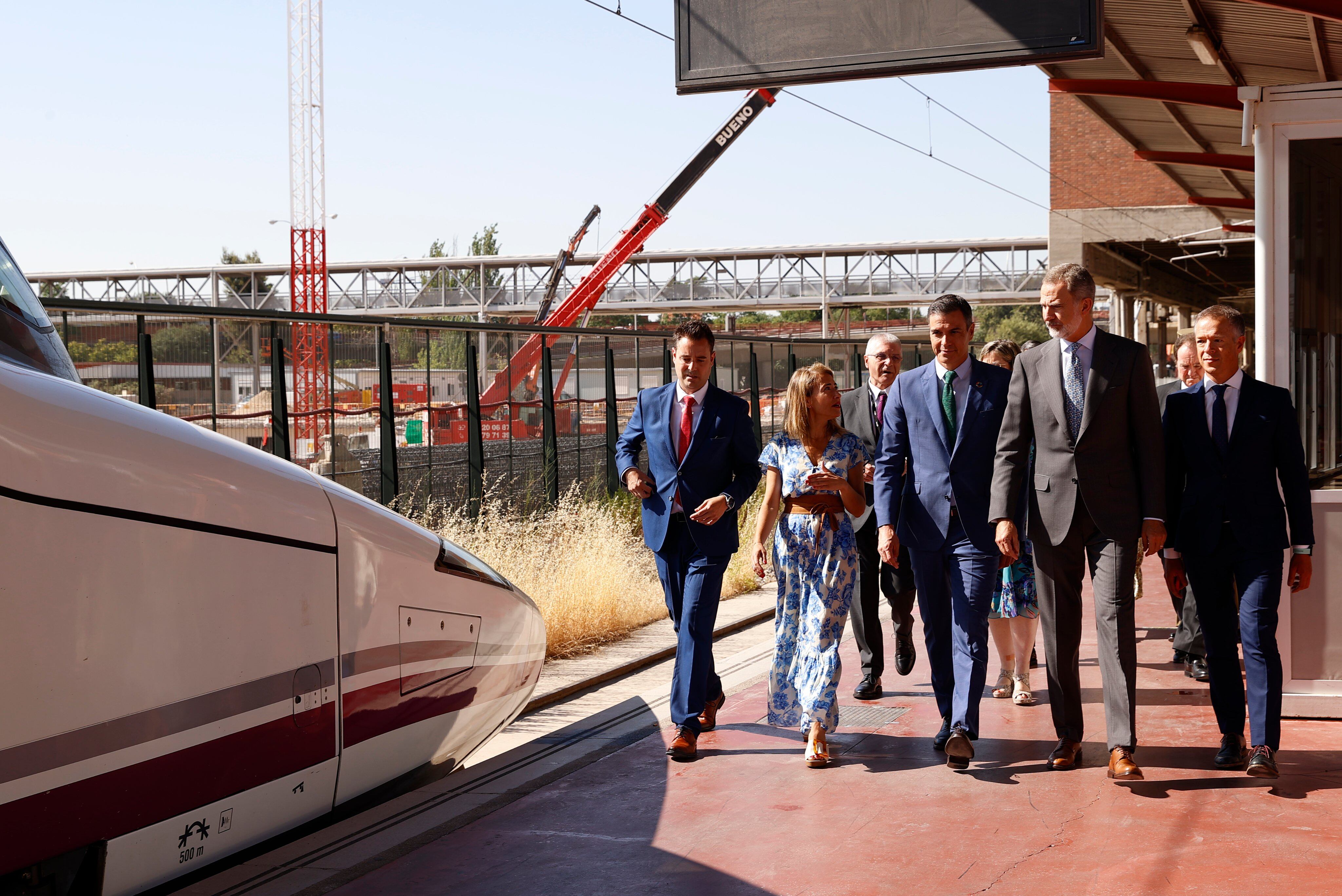 Las autoridades en su llegada a la estación Rosa Manzano