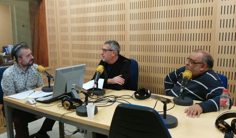 De derecha a izquierda, Antonio Sánchez Carrasco y José Antonio Zamora responden a las preguntas de Paco García