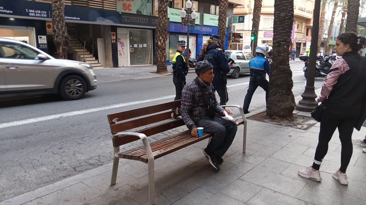 Mohamed, tras ser rescatado por los bomberos del interior del camión de la basura en Alicante