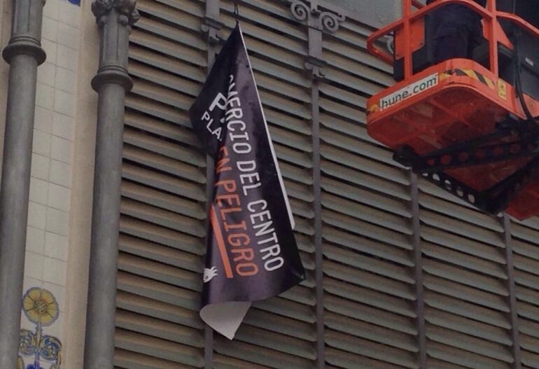 Una de las pancartas retirada del Mercado Central