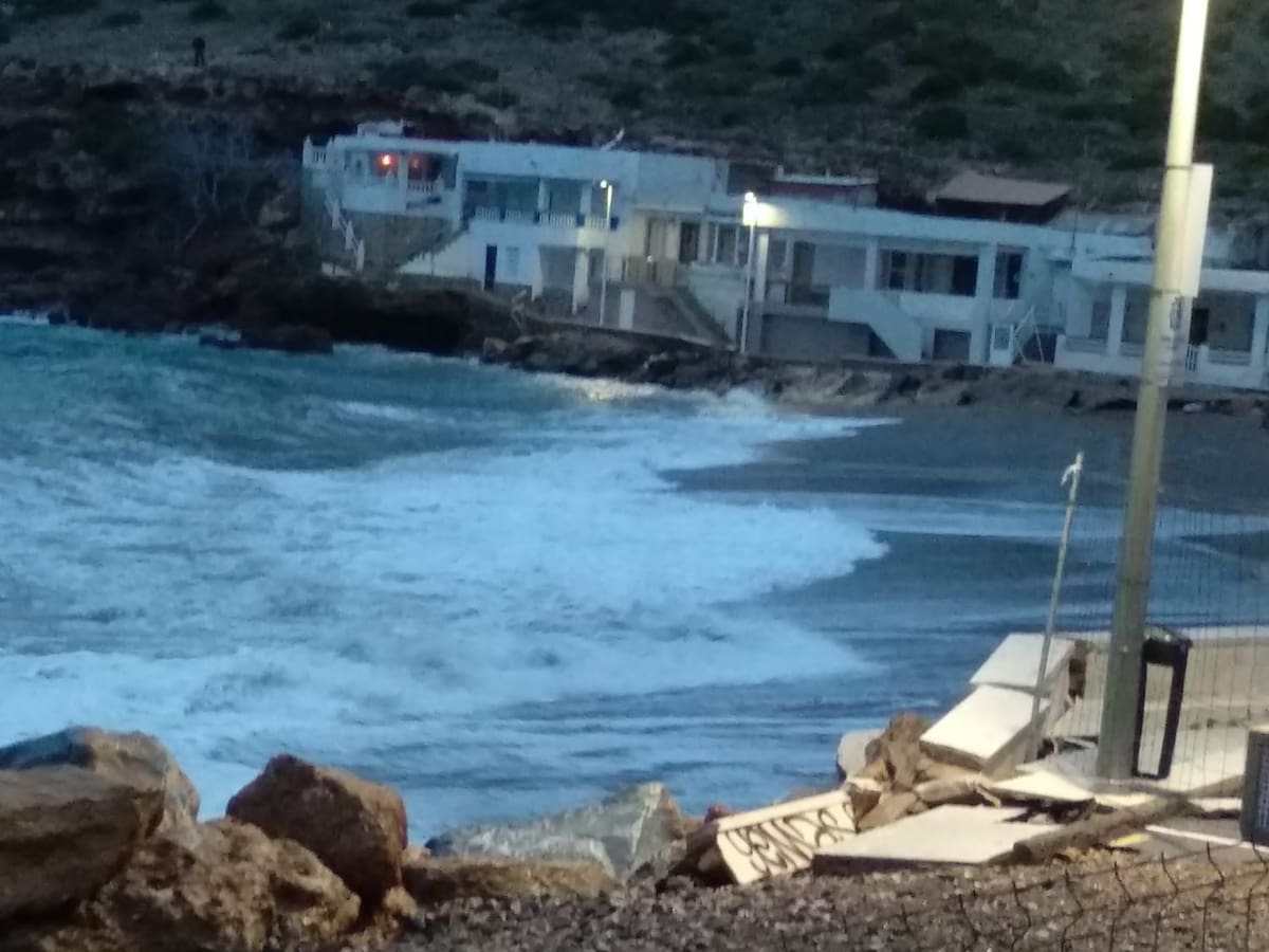 Incertidumbre sobre 21 viviendas en El Portús: “Mi casa es legal desde 1960”