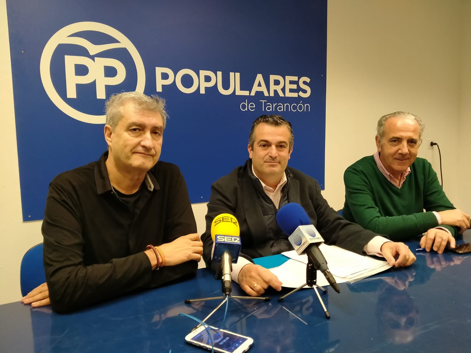 José Manuel Salas, Alvaro Barambio y Miguel Angel Igualada en la sede del PP en Tarancón (Cuenca)