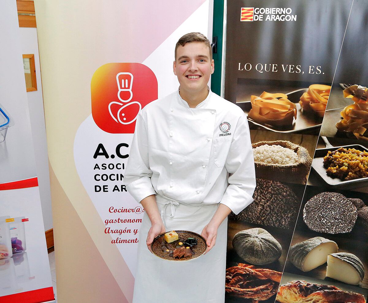 Aarón Melero mostrando uno de sus platos ganadores