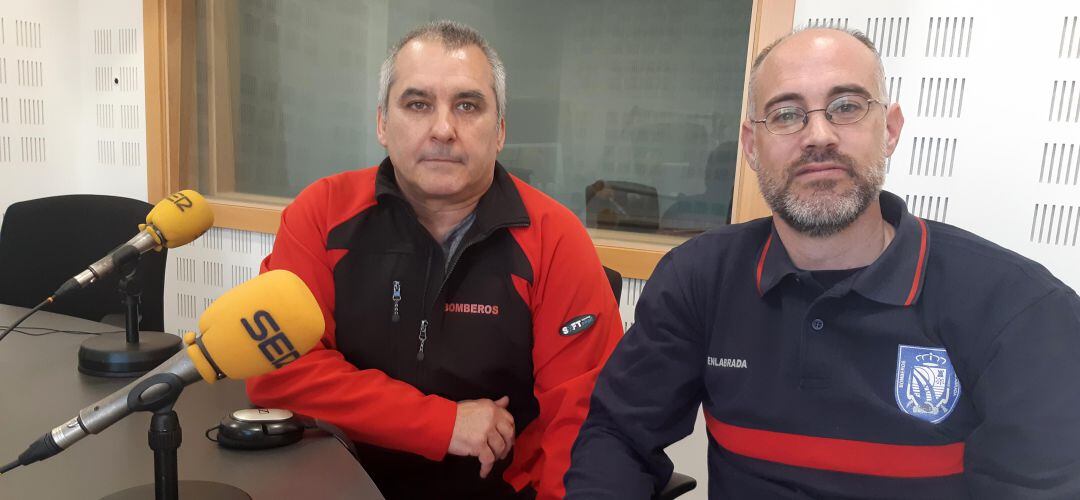 Lorenzo Campillejo (a la izquierda) y Víctor Fernández de la Cotera (a la derecha), bombero y Jefe del Parque Muncipal de Bomberos de Fuenlabrada.