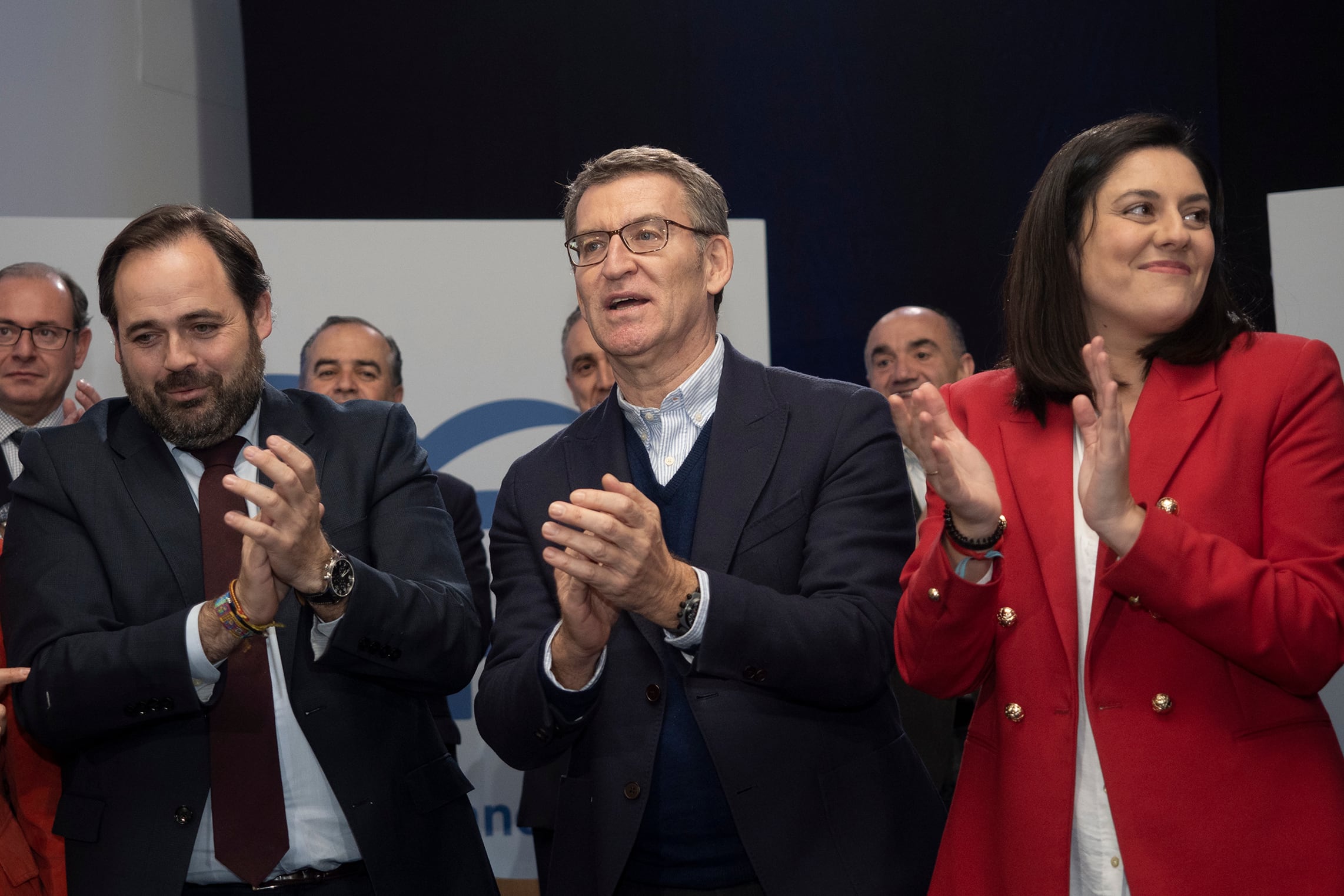 Nuñez Feijóo (c), presidente del Partido Popular, Paco Nuñez, presidente del Partido Popular de Castilla-La Mancha (i) y Beatriz Jiménez (c) candidata del PP a la Alcaldía de Cuenca, durante un acto de su partido en Cuenca. EFE/ José del Olmo