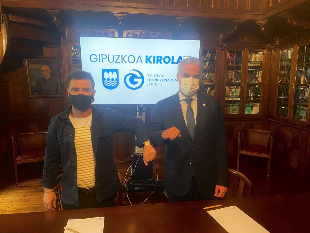 Harkaitz Millán junto al presidente de la Federación Gipuzkoana de Fútbol, Manu Díaz, en una imagen de archivo