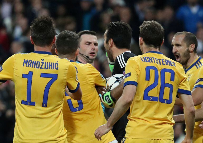 Los jugadores de la Juventus protestan el penalti señalado por Michael Oliver en el encuentro de Champions entre el Real Madrid y Juventus.