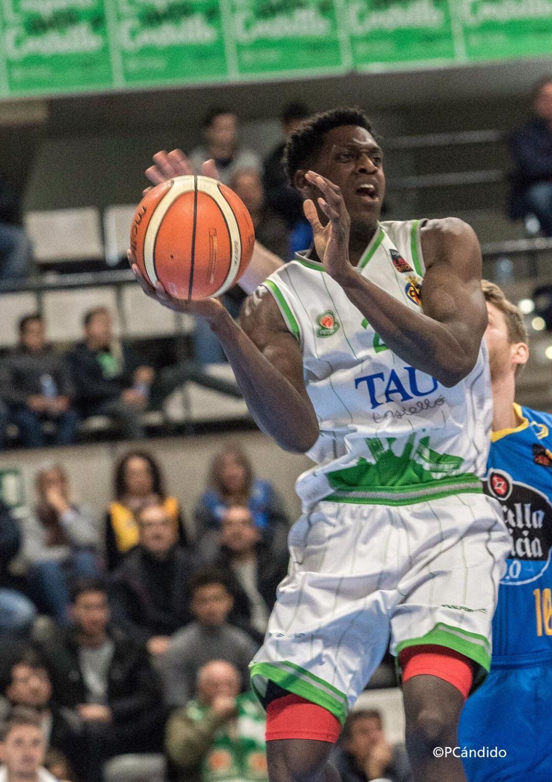 Gran victoria del Club Ourense Baloncesto,en la cancha del Tau Castelló por 78-86. Décima victoria de la temporada para el equipo de Gonzalo García